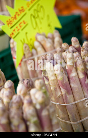 Asperges dans marché, Rue Mouffetard, Quartier Latin, Paris, France Banque D'Images