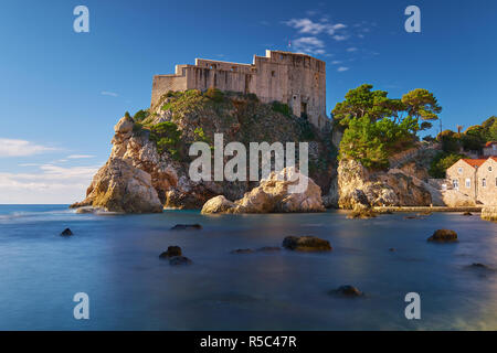 Fort Lovrijenac à Dubrovnic comme vu de la plage. Une longue exposition à créer de l'eau claire sur une télévision journée ensoleillée. Banque D'Images