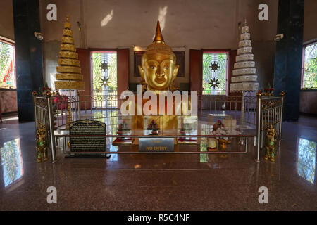La demi-enterré statue du Bouddha d'or de Wat Phra Thong, Thalang, Phuket, Thaïlande, l'un des plus visité des temples sur l'île Banque D'Images