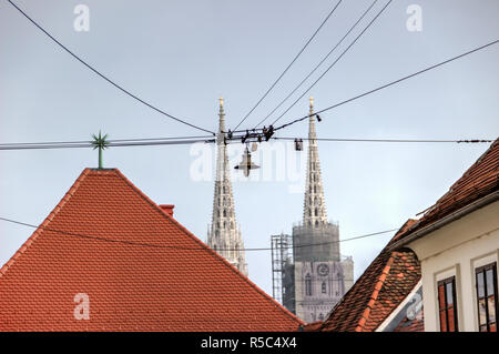 Zagreb, Croatie - Hanging street light à la ville haute avec la cathédrale en arrière-plan Banque D'Images