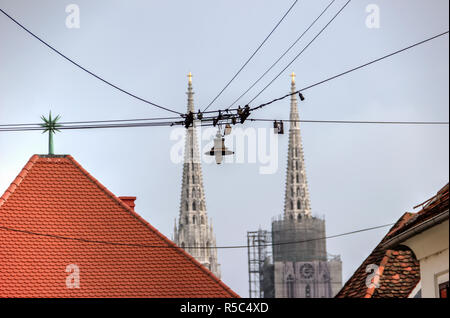 Zagreb, Croatie - Hanging street light à la ville haute avec la cathédrale en arrière-plan Banque D'Images