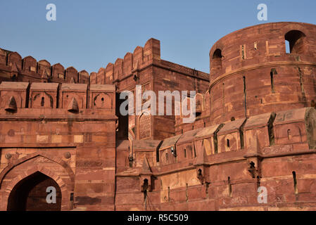 L'imposant remparts de grès rouge Amar Singh Gate, fort d'Agra. Construite par l'empereur Akbar entre 1565 et 1573. Agra, Inde, Asie centrale. Banque D'Images