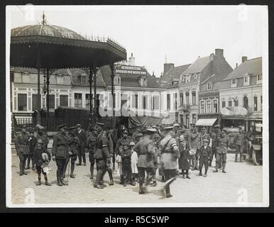 Le général Sir J. Willcocks marche dans une ville française [Merville]. Le général Sir James Willcocks et Général Nanton (dos à la caméra), sur la place principale, regardé par des soldats et des civils français, 31 juillet 1915. Dossier de l'armée indienne en Europe durant la Première Guerre mondiale. 20e siècle, le 31 juillet 1915. Argentiques. Source : Photo 24/(196). Auteur : Big Sur, H. D. Banque D'Images