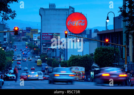 Costa Rica, San Jose, le centre-ville, arrêt de bus Coca-Cola signe, 1 Avenue Banque D'Images