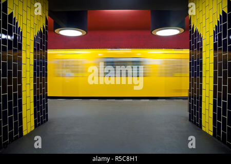 Allemagne, Berlin, moderne de métro, train en tirant sur la station Banque D'Images