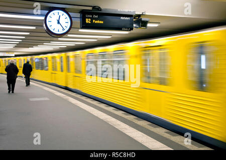 Allemagne, Berlin, moderne de métro, train en tirant sur la station Banque D'Images