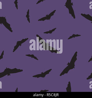 Les animaux sauvages sans les chauves-souris modèle silhouette noire sur fond violet. Tirée de l'halloween avec le vol d'impression simple ombre vampire spooky Banque D'Images