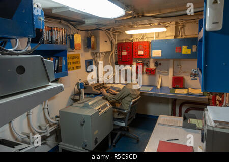 Drapeau 'Com' dans l'Amiraux's (5) Chalet, USS Midway, San Diego, California, United States. Banque D'Images