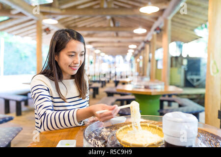 Woman eating somen froides dans un restaurant japonais Banque D'Images