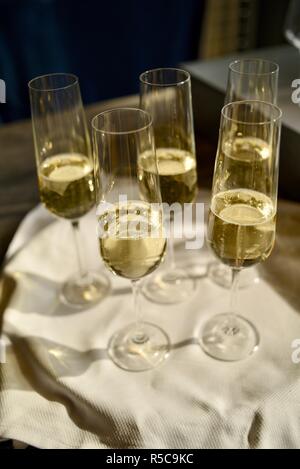 Champagne vin mousseux dans une bouteille versé dans les verres et servi dans un bar restaurant à Healdsburg, Californie, USA. Banque D'Images