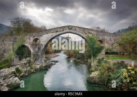 Ancien pont romain à Cangas de Onis, Asturias, Espagne. Banque D'Images