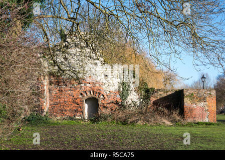 Murs restaurés qui font partie des ruines du monastère dans les jardins abbatiaux de Waltham Abbey, Essex, Royaume-Uni Banque D'Images