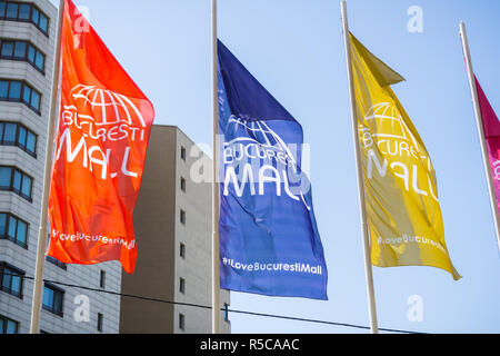 18 septembre 2017, Bucarest/Roumanie - des drapeaux flottant au vent sur un fond de ciel bleu à l'entrée de la galerie commerciale de Bucarest Banque D'Images