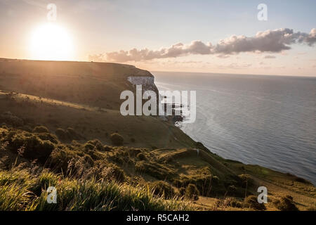 Les falaises blanches de Douvres en Angleterre au lever du soleil Banque D'Images