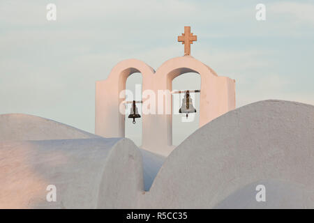 Cloches de l'église, Oia, Santorini, Cyclades, Grèce Banque D'Images