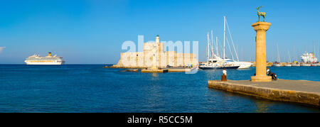 Phare d'Agios Nikolaos et à l'entrée du port de Mandraki, la ville de Rhodes, Rhodes, Grèce Banque D'Images