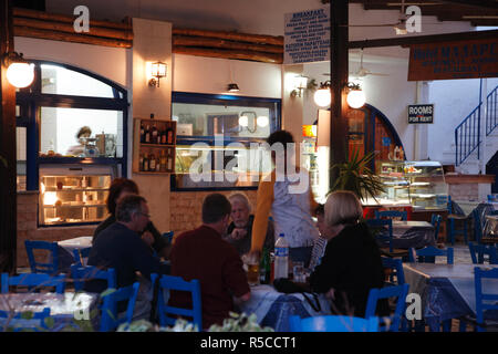 Les gens à manger Restaurant Mandares, Loutro, Crète sud, Grèce Banque D'Images