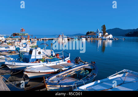 Bateaux dans un petit port près de Vlachernes monastère, Kanoni, Corfou, Grèce Banque D'Images