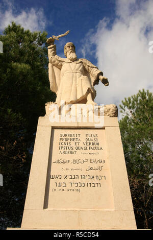 Israël, le Mont Carmel. La statue de prophète Elie à la cour de la carmélite, sanctuaire et couvent à l'Muhraka Banque D'Images