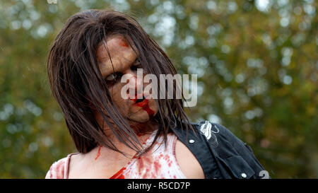 En participant et maquillage complet lors de l'Assemblée costume Zombie Walk Bristol - 27 octobre 2018, Bristol, Angleterre Banque D'Images