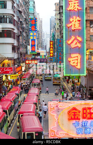 Scène de rue, mini bus station, Mong Kok, Kowloon, Hong Kong, Chine Banque D'Images