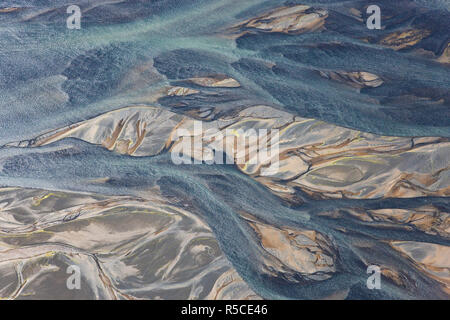 Vue aérienne de la rivière Hosa colorés par la fonte des glaciers, l'Islande SW