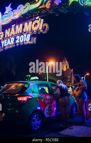 NHA TRANG, VIETNAM - FÉVRIER 17,2018 : demande touristique non identifiés pour le lieu de rendez-vous avec un chauffeur de taxi en face du Grand Palais Banque D'Images