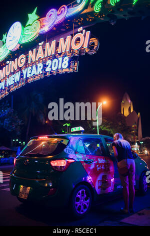 NHA TRANG, VIETNAM - FÉVRIER 17,2018 : demande touristique non identifiés pour le lieu de rendez-vous avec un chauffeur de taxi en face du Grand Palais Banque D'Images