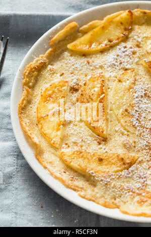 Dutch Pannekoek pommes maison Crêpes au sucre en poudre Banque D'Images