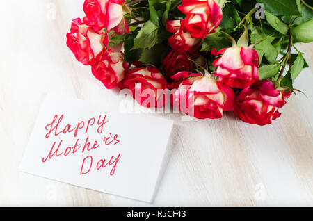 Happy Mother's Day post card with bouquet roses rouges frais. Banque D'Images