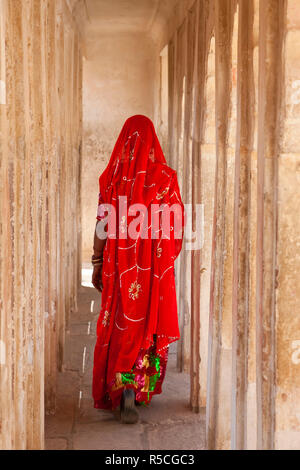 Femme portant un sari, Meherangarh Fort, Jodhpur, Rajasthan, India Banque D'Images