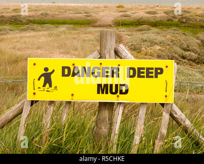 Stock Photo - un danger de boue profonde un rectangle jaune affiche à l'extérieur de la côte de la mer Banque D'Images