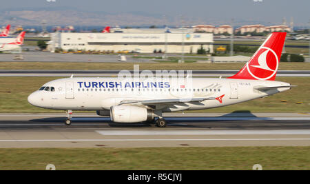 ISTANBUL, TURQUIE - 05 août 2018 : Turkish Airlines Airbus A319-132 (CN 4629) décolle de l'aéroport Ataturk d'Istanbul. Ta est le porte-drapeau de la Tur Banque D'Images