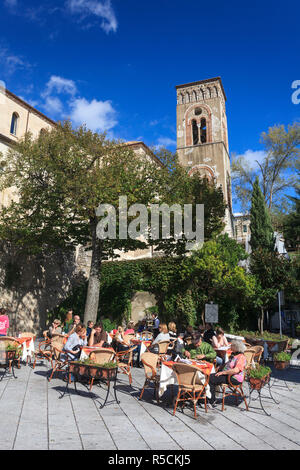 L'Italie, Côte d'Amalfi, Ravello, café en plein air sur la Piazza Duomo avec la vue de la Villa Rufolo Banque D'Images