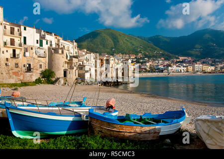 Bateaux sur la plage, Cefalu, Sicile, côte N Banque D'Images