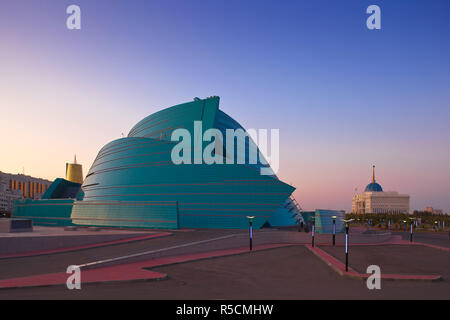 Le Kazakhstan, Astana, Concert Hall Central, conçu comme les pétales d'une fleur - architectes : Manfredi et Luca Nicoletti, Italie Banque D'Images