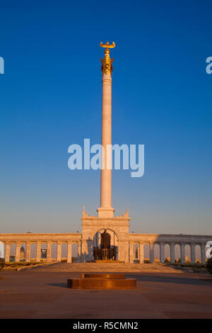 Le Kazakhstan, Astana, KazakYeli (monument) Pays Kazakh Banque D'Images