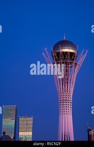 Le Kazakhstan, Astana, Nurzhol Bulvar - boulevard central, la Tour Bayterek Banque D'Images