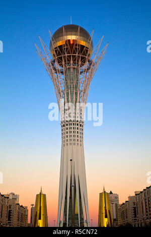 Le Kazakhstan, Astana, Nurzhol Bulvar - boulevard central, la Tour Bayterek Banque D'Images