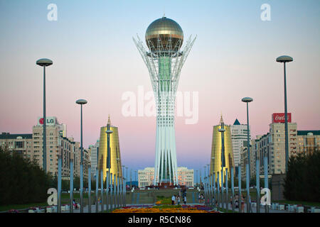 Le Kazakhstan, Astana, Nurzhol Bulvar - boulevard central, la Tour Bayterek Banque D'Images