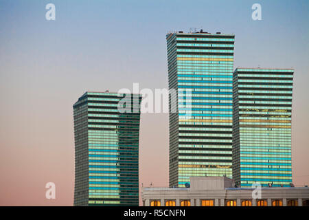 Le Kazakhstan, Astana, Nurzhol bulvar, boulevard central de nouveau du Kazakhstan et de l'administration gouvernementales, zone d'habitation Northern Lights Banque D'Images