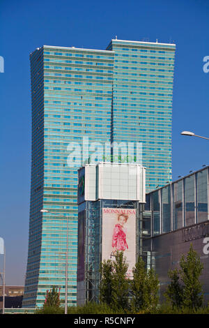 Le Kazakhstan, Astana, Nurzhol bulvar, boulevard central de nouveau du Kazakhstan et de l'administration gouvernementales zone, Northern Lights et d'immeubles d'un centre commercial Banque D'Images