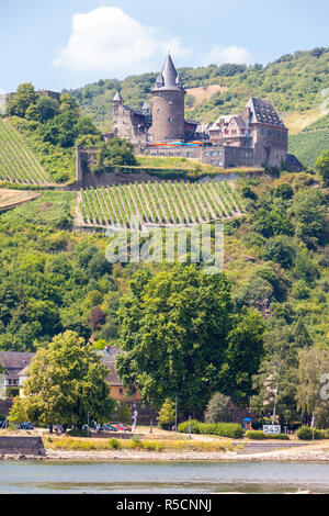 La vallée du Rhin, Bacharach, Allemagne. Château Stahleck, 12e siècle, une auberge de jeunesse. Banque D'Images