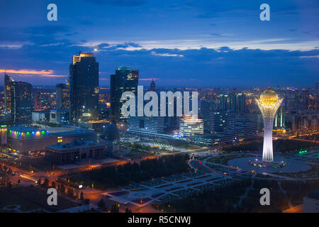 Le Kazakhstan, Astana, vue sur le centre-ville en direction de la tour Bayterek Banque D'Images