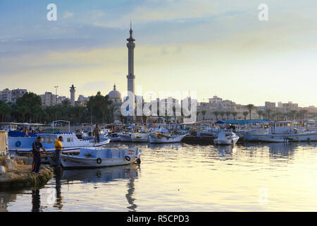 Liban, Tripoli, El Mina Harbour et la mosquée Banque D'Images