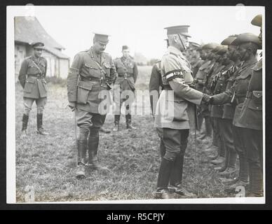 L'[Sir James Willcocks] parler aux agents des Indiens à un défilé d'inspection [près de Merville, France]. Général Willcocks serrant la main d'un soldat de l'Gurkhas 1/1 à la parade, le 29 juillet 1915. Dossier de l'armée indienne en Europe durant la Première Guerre mondiale. 20e siècle, le 29 juillet 1915. Argentiques. Source : Photo 24/(167). Auteur : Big Sur, H. D. Banque D'Images