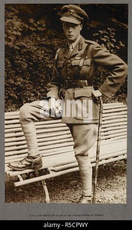 S.a.r. le Prince de Galles à son siège en France. (Edward, prince de Galles, plus tard le duc de Windsor, vêtu comme un sous-lieutenant du Grenadier Guards durant la première.). 'India Office Compte rendu officiel de la Grande Guerre. 22-Apr-21. Les photos apparaissent dans une variété de tailles, formes et couleurs dont les tons de bleu, vert et brun. Ils enregistrer des scènes de la vie militaire, telle que vécue par les Indiens et les armées britanniques en France pendant la Première Guerre mondiale. Source : Photo 21/(37). Auteur : Big Sur, H. D. Banque D'Images