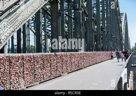 Cologne, Allemagne. L'amour des verrous sur le pont Hohenzollern sur le Rhin, un chemin de fer et passerelle, pont de chemin de fer le plus occupé en Allemagne. Banque D'Images