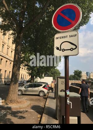 Paris, France. Parking gratuit limité aux véhicules électriques. Banque D'Images