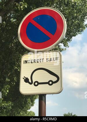 Paris, France. Parking gratuit limité aux véhicules électriques. Banque D'Images